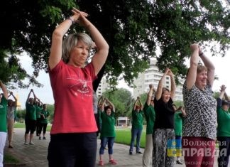 В парке «Волжский» прошла зарядка в стиле цигун