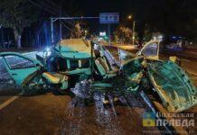 Кабину оторвало, двое погибли: в Волгограде «Ларгус» врезался в рекламную опору