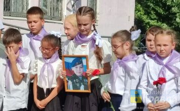 «Простой и с милой улыбкой»: в Волжском установили памятную доску Герою России Михаилу Подшибякину