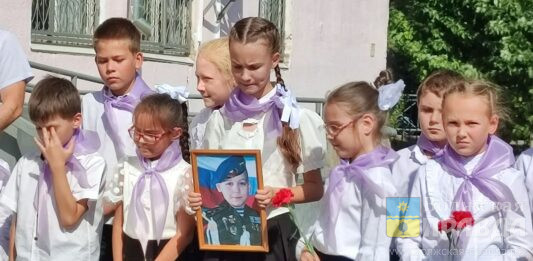 «Простой и с милой улыбкой»: в Волжском установили памятную доску Герою России Михаилу Подшибякину