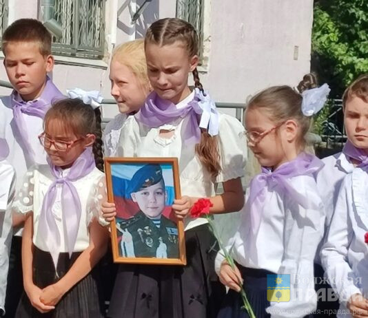 «Простой и с милой улыбкой»: в Волжском установили памятную доску Герою России Михаилу Подшибякину