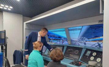 Не игрушечный экспресс: волгоградские дети управляли в настоящем депо поездом