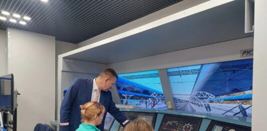 Не игрушечный экспресс: волгоградские дети управляли в настоящем депо поездом