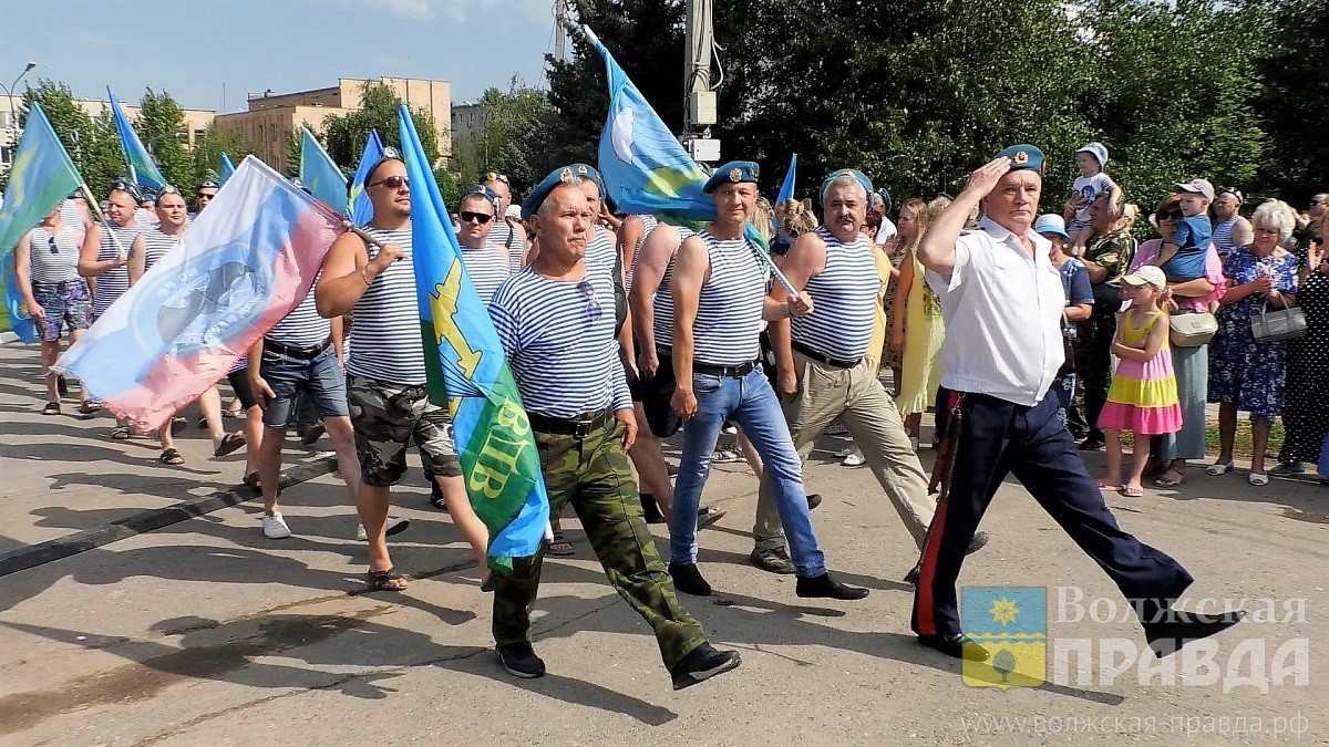 Расплескалась синева: в Волжском отметили День ВДВ | 02.08.2022 | Волжский  - БезФормата