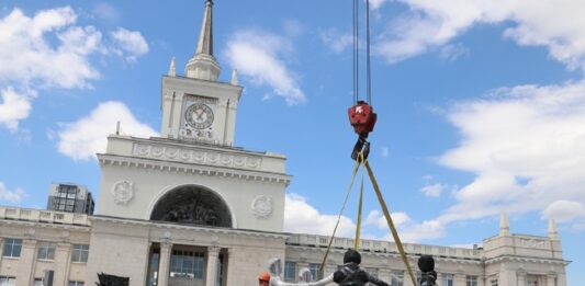 Крокодил и ребята: на Привокзальной площади Волгограда установили центральную фигуру фонтана «Детский хоровод»
