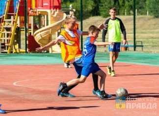 Дети играют в футбол