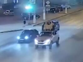 Автолюбитель из Волгограда прокатил на диване своих знакомых