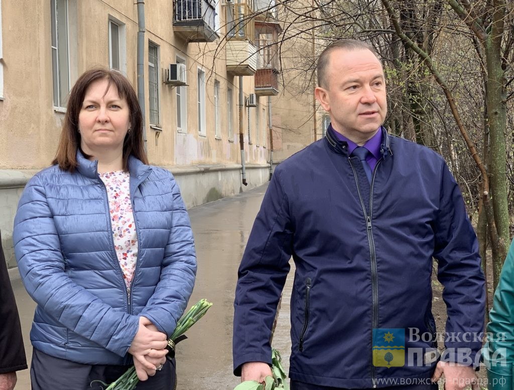 В Волжском установили памятную доску бывшему главному санитарному врачу  Петру Власову | Новости Волжского - Волжская правда