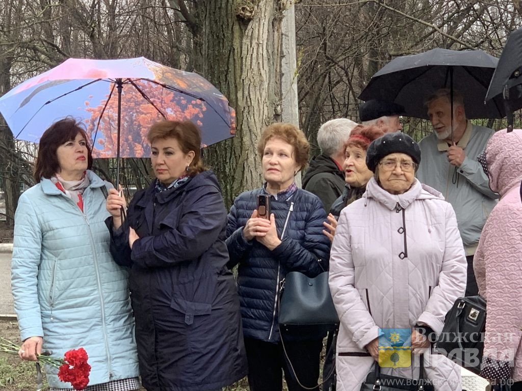 В Волжском установили памятную доску бывшему главному санитарному врачу  Петру Власову | Новости Волжского - Волжская правда