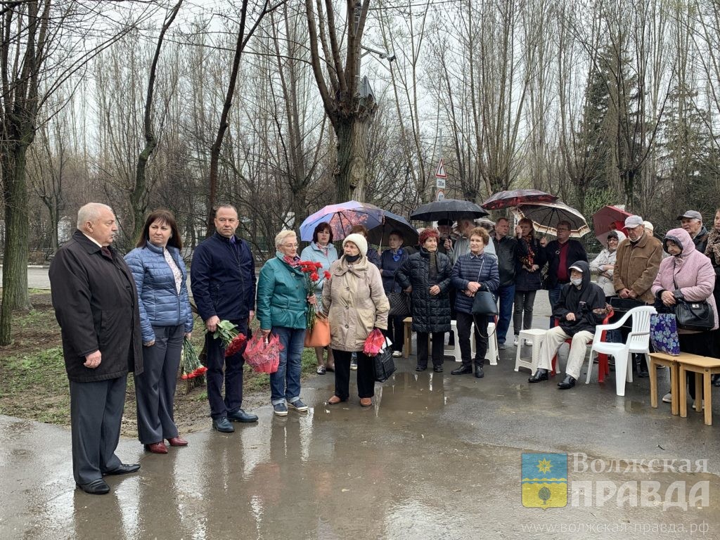 В Волжском установили памятную доску бывшему главному санитарному врачу  Петру Власову | Новости Волжского - Волжская правда