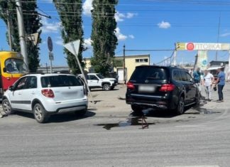В Волжском 67-летняя пенсионерка на «Сузуки» попала в ДТП у оптовки