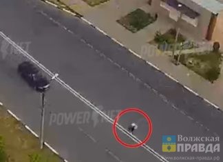 Наезд иномарки на 73-летнюю пенсионерку в Волжском попал на видео