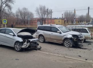 Женщина-водитель пострадала при столкновении 3-х машин в Волжском