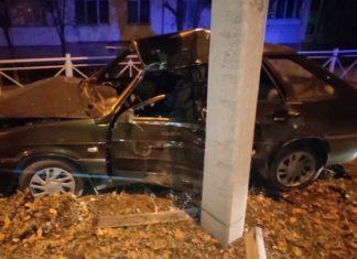 Меж турникетом и столбом: после ДТП в Волжском автомобиль попал в неудобное положение