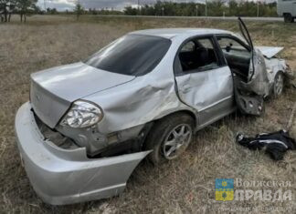 Стёкол нет, дверь пополам: под Волгоградом «Киа Спектра» с подростками несколько раз перевернулся