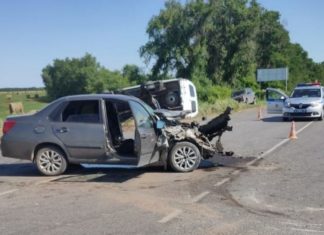 Три человека попали в больницу после столкновения «Газели» и «Датсуна»