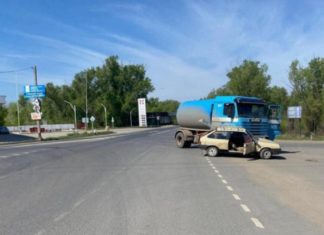 Близ Волжского грузовик выехал на встречку: 2 пенсионера попали в больницу