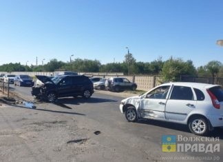 В Волжском «Фольксваген» столкнулся с «Калиной» и врезался в столб