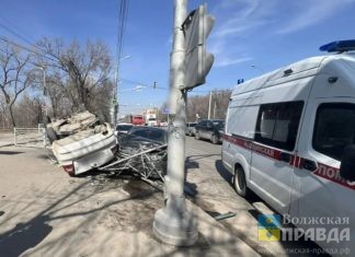 Качалась вверх колёсами: в Волгограде из перевёртыша госпитализировали 1,5-годовалую девочку