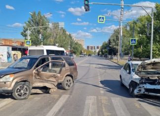 Отоварились: при выезде с рынка 10/16 «Хонда» столкнулась с «Рено»