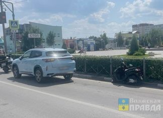 В Волжском подросток на скутере без прав врезался в авто и попал в больницу