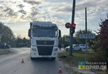 Мчался на красный: под Волгоградом фура сбила 13-летнего самокатчика