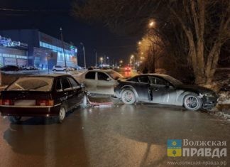 В тройном ДТП в Волжском пострадал 18-летний парень
