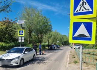 Две девочки попали под машину на переходе у 19-й школы в Волжском
