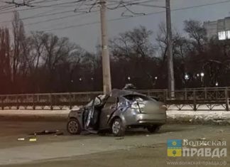 Сплющилась как банка из-под пива: в Волгограде 19-летняя девушка на «Киа Рио» врезалась в столб и погибла