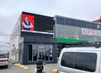 24 пулевых отверстия: в Волжском расстреляли экран на торговом центре