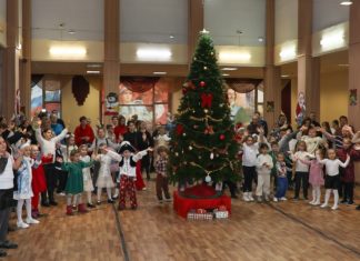 Дед Мороз и сладкие подарки: в Волгограде прошла новогодняя ёлка для детей в рамках партпроекта