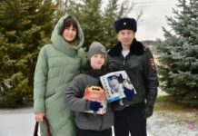 «Волшебники» из полиции исполнили новогоднюю мечту подростка из Волжского