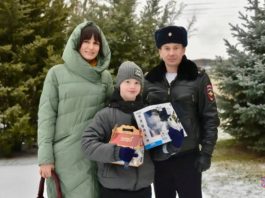 «Волшебники» из полиции исполнили новогоднюю мечту подростка из Волжского