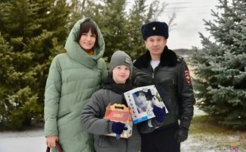 «Волшебники» из полиции исполнили новогоднюю мечту подростка из Волжского