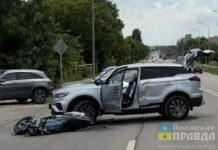 У автосервиса: в Волгограде 16-летняя мотоциклистка вписалась в кроссовер