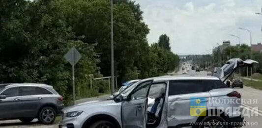 У автосервиса: в Волгограде 16-летняя мотоциклистка вписалась в кроссовер