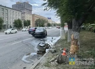 Шина, колесо, обломки: 24-летний волгоградец врезался в дерево, четверо в больнице