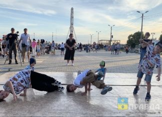 Покорители «Вневесомости»: в Волжском молодежь рисовала на автомобилях и гоняла на самокатах