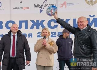 Волжскому подарили символическую тарелку фильма «Блогерши»