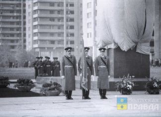 Знаменосец признал себя на фото 40-летней давности на выставке «Волжской правды»