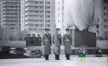 Знаменосец признал себя на фото 40-летней давности на выставке «Волжской правды»