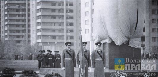 Знаменосец признал себя на фото 40-летней давности на выставке «Волжской правды»