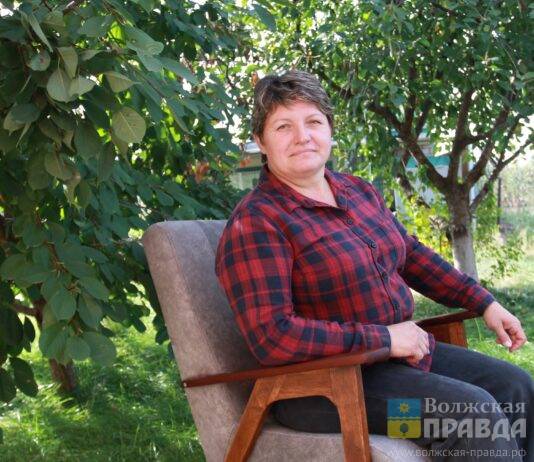 «Варила венские стулья»: Галина Ермакова из Волжского реставрирует мебель и мастерит железных человечков из посуды
