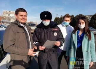 В Волжском автоинспекторы вместе с волонтерами провели акцию «Будь мужчиной! Соблюдай ПДД!»