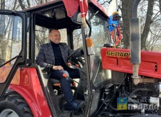 Вице-мэр Волжского дал старт месячнику по благоустройству сидя за рулём трактора