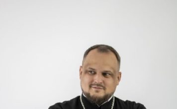 От рок-мюзикла с ангелом до православного стендапа: Волжский священник рассказал, как пишет в соцсетях истории про небожителей и как рождаются «бурчалки» с «размышлизмами»