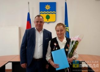 В Волжском ветерану войны в преддверии Дня Победы вручили жилищный сертификат