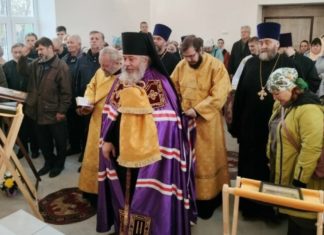 В храме у больницы Фишера в Волжском прошла первая литургия