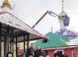 На волжский храм Новомучеников Российских установили крест