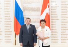 Глава Волгоградской области наградил скрипача, 11 врачей и мать двух героев